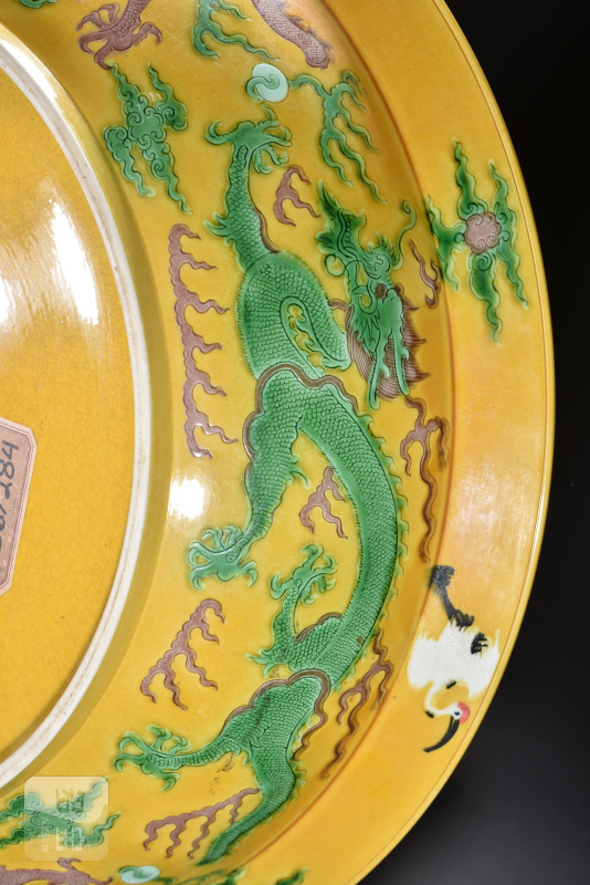 清 素三彩暗刻龙纹大盘 - 图11